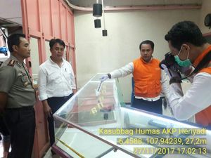 Perampok Bersenjata Api Satroni Toko Emas di Indramayu Perampok Bersenjata Api Satroni Toko Emas di Indramayu