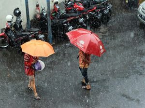 saling menyeberang, warna baju dan payung bersilangan