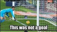 Rangkuman keputusan wasit uang merugikan Barca dan Valencia dijadikan kompilasi foto. Ketiga ofisial pertandingan malam itu diolok tak bisa melihat. (Foto: Istimewa -- Twitter)