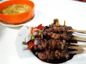 Slawi Ayu: Nikmatnya Sate Kambing Gaya Tegal dengan Bumbu Kecap Pedas