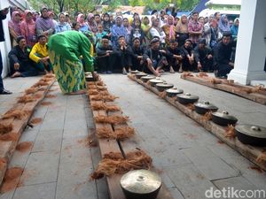 Yuk, Lihat Tradisi Nyiram Gong Sekati di Cirebon Yuk, Lihat Tradisi Nyiram Gong Sekati di Cirebon