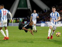 Diving Fernandinho: Luput dari Tekel Lawan lalu Melompat Jatuh