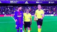 Asisten wasit yang bertugas di laga itu paling banyak menjadi sasaran meme. Dia diberi tongkat dan kaca mata seperti tuna netra. (Foto: Istimewa -- Twitter)