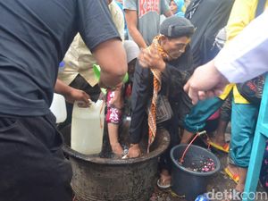 Warga Berebut Air Bekas Siraman Gong Sekati Cirebon Warga Berebut Air Bekas Siraman Gong Sekati Cirebon