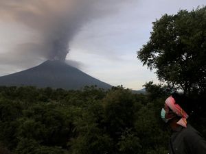 Gunung Agung Meletus, AP I Sediakan Bus ke Mengwi dan Padang Bay Gunung Agung Meletus, AP I Sediakan Bus ke Mengwi dan Padang Bay