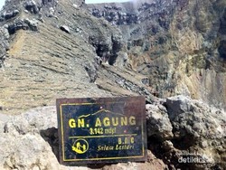 Bule Amerika Terjatuh Saat Trekking di Gunung Agung
