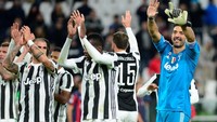 Juventus pun masih menjaga jarak dengan duo Napoli dan Inter Milan di dua besar klasemen. Poin Bianconeri adalah 34 dari 14 laga, selisih empat angka dari Napoli di puncak (Massimo Pinca/Reuters)