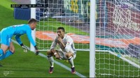 Cristiano Ronaldo juga dibawa-bawa. Perayaan golnya dengan gaya jongkok dipasang untuk menutupi bola. (Foto: Istimewa -- Twitter)