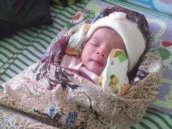 Miris, Bayi Perempuan Baru Lahir Ditinggal di Teras Rumah Warga