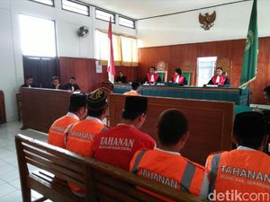 10 Petani Korban Hoax Berujung Pembakaran Kantor PT SNN Disidang