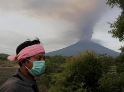 Gunung Agung Erupsi, Kemensos Siapkan 500 Ribu Masker