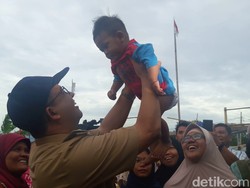 Sambangi Kampung Akuarium, Anies Gendong Bayi Anies-Sandi