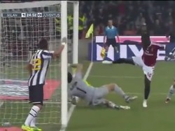 Gol Hantu Muntari Bikin Milan Kehilangan Scudetto dan Ibrahimovic