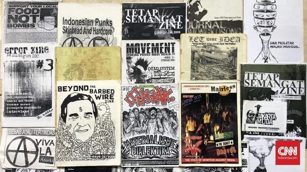 Zine merupakan media alternatif yang dibuat di komunitas punk untuk menyebarkan gagasan. (CNN Indonesia/Prima Gumilang)