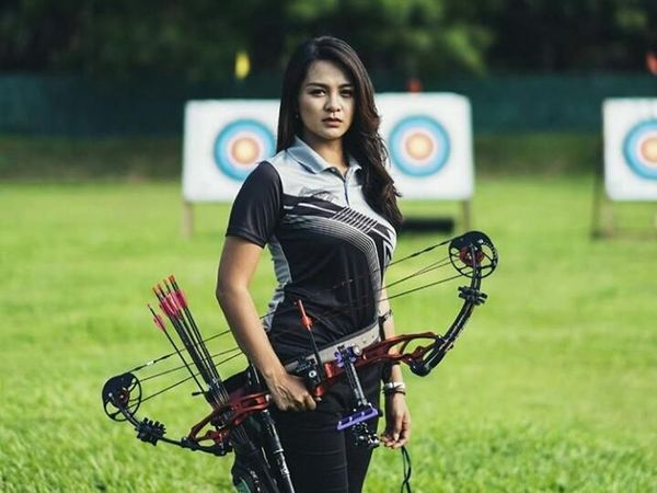 Pesona Dellie Dinda, Srikandi Cantik Harumkan Indonesia di Panahan Dunia