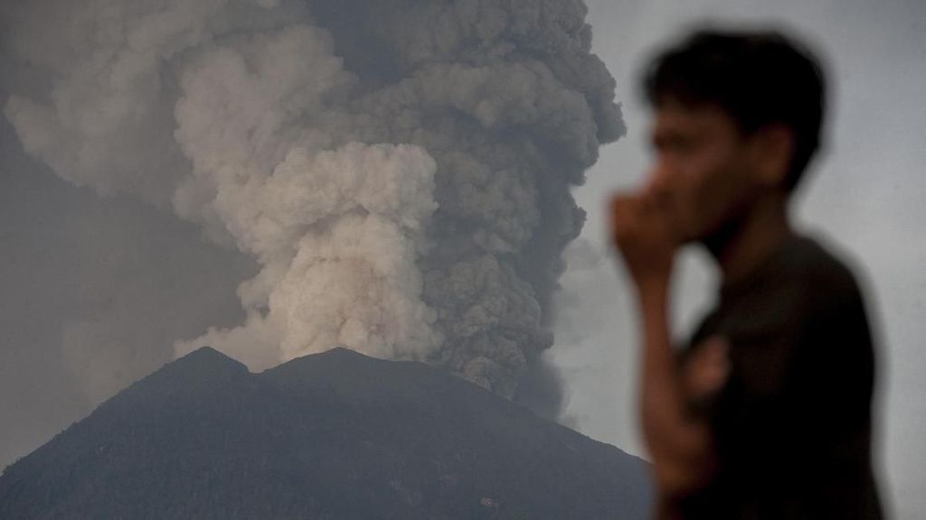 Melihat Dahsyatnya Semburan Abu Vulkanik Gunung Agung Hari ini