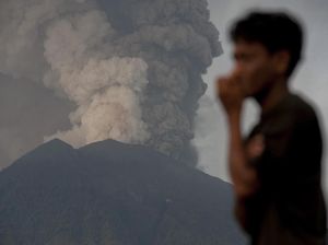 Melihat Dahsyatnya Semburan Abu Vulkanik Gunung Agung Hari ini Melihat Dahsyatnya Semburan Abu Vulkanik Gunung Agung Hari ini