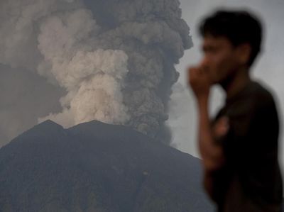 Melihat Dahsyatnya Semburan Abu Vulkanik Gunung Agung Hari ini