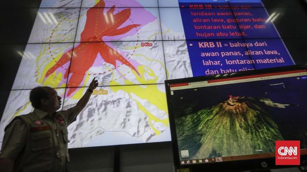 Kepala Pusat Data, Informasi, dan Humas BNPB SUtopo Purwo Nugroho memaparkan peta bencana di ruang pusat operasi BNPB.