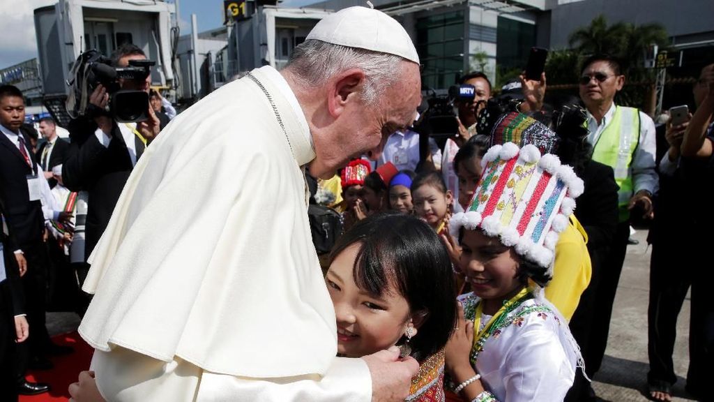 Foto: Momen Paus Fransiskus Bertemu Suu Kyi di Myanmar