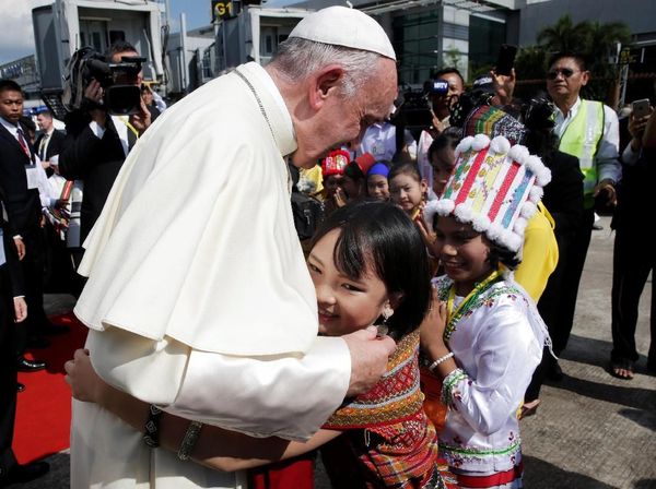 Foto: Momen Paus Fransiskus Bertemu Suu Kyi di Myanmar