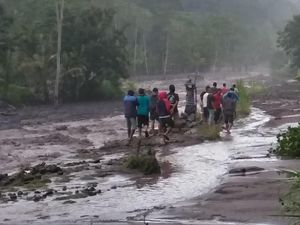 Gunung Agung Meletus, Warga Ramai-ramai Lihat Lahar Dingin di Sungai