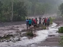 Gunung Agung Meletus, Warga Ramai-ramai Lihat Lahar Dingin di Sungai