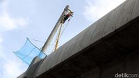 Tiang Listrik Mulai Dipasang di Jembatan Layang MRT