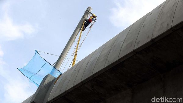 Tiang Listrik Mulai Dipasang di Jembatan Layang MRT