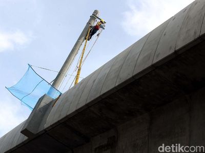 Tiang Listrik Mulai Dipasang di Jembatan Layang MRT