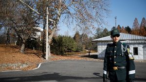 Foto: Menhan Korsel Cek Lokasi Penembakan Tentara yang Membelot