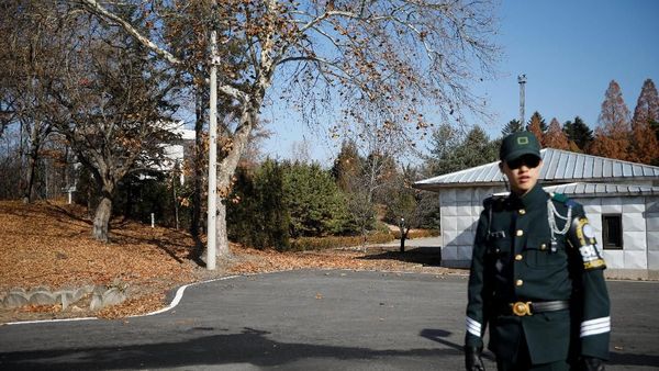 Foto: Menhan Korsel Cek Lokasi Penembakan Tentara yang Membelot