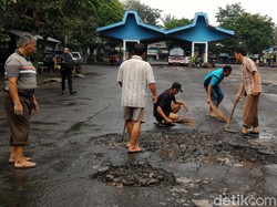 Ketika Para Pedagang Perbaiki Aspal Berlubang di Terminal Boyolali