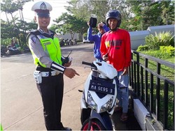 Ada-ada Saja, Pria Ini Pasang Pelat Nomor Terbalik