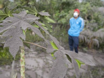 Foto: Hujan Abu Gunung Agung, Warga Bali Gunakan Masker