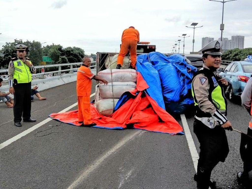 Pecah Ban, Mobil Pikap Terguling di Tol Grogol Pecah Ban, Mobil Pikap Terguling di Tol Grogol