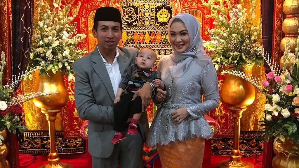 Foto: Manisnya Poppy Dewinta, Kakak Ipar Kahiyang Ayu Suka Berhijab Simpel Foto: Manisnya Poppy Dewinta, Kakak Ipar Kahiyang Ayu Suka Berhijab Simpel