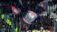 Inilah suasana di tribune tim tamu Crotone. Meski lawannya adalah raksasa Italia, fans Crotone selalu mendukung tim kesayangan (Massimo Pinca/Reuters
