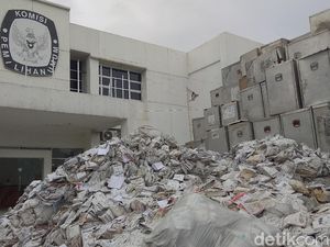 Menggunung, Kotak Suara di KPU Karawang Ditawar Bos Limbah Menggunung, Kotak Suara di KPU Karawang Ditawar Bos Limbah