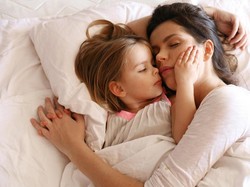 Menyikapi Anak yang Maunya Nempel Terus Jelang Tidur