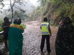 Banjir di Ponorogo Akibatkan Longsor dan Jembatan Retak