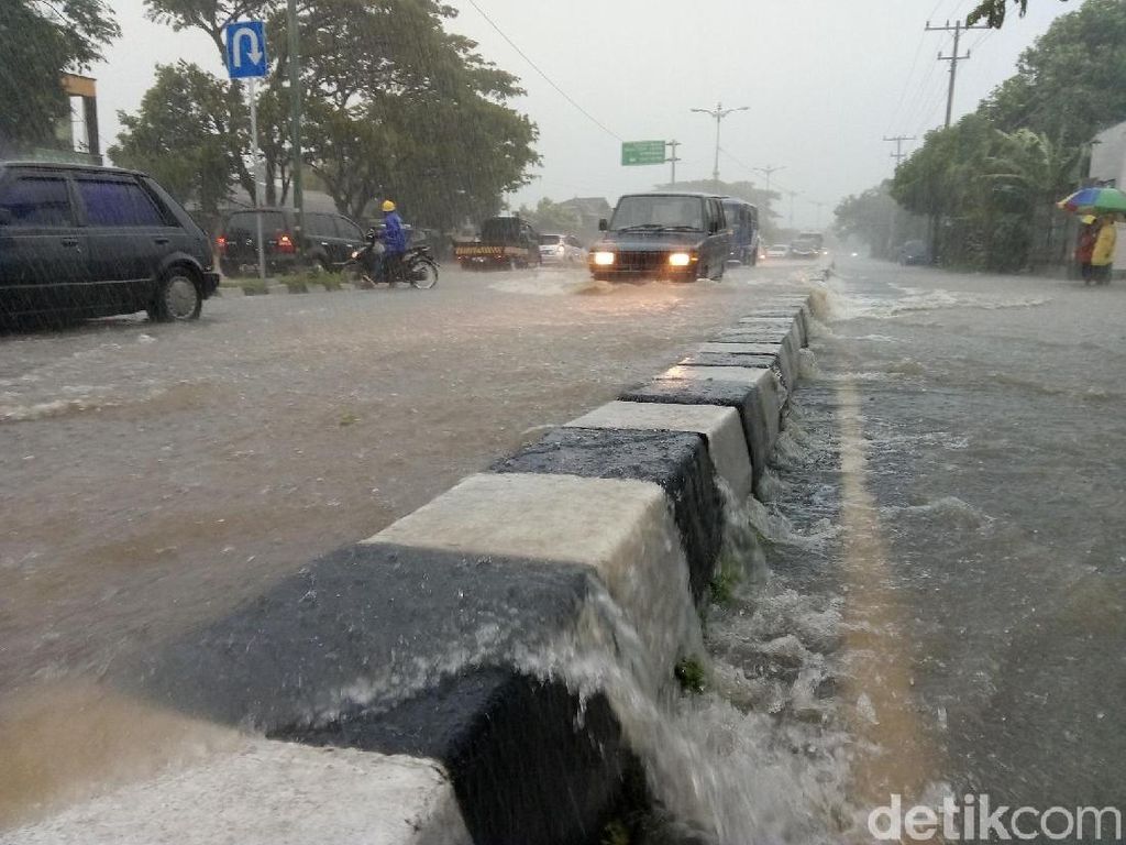 Hujan Deras Tanpa Henti, Yogyakarta Banjir dan Talud Longsor