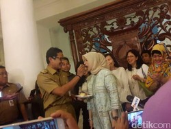 Saat Sandiaga Beri Surprise Ulang Tahun Istri di Balai Kota
