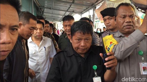 Foto: Gaya Necis Setya Novanto Saat Cek Kesehatan di RSCM