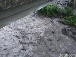 Derasnya Aliran Lahar Dingin Gunung Agung di Sungai Yeh Sah