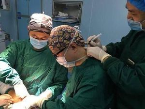 Viral Foto Dokter Mendapat Perawatan Darurat Sambil Mengoperasi Pasien