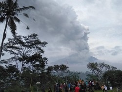 Gunung Agung Meletus, Batu Panas Hujani Desa Dukuh