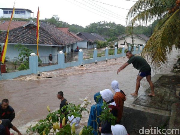 Terdampak Cuaca Ekstrem, Ini Potret Banjir dan Longsor di Yogya