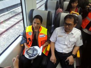 Dikelilingi Dirut BUMN, Rini Jajal Skytrain dan Kereta Bandara Soetta Dikelilingi Dirut BUMN, Rini Jajal Skytrain dan Kereta Bandara Soetta