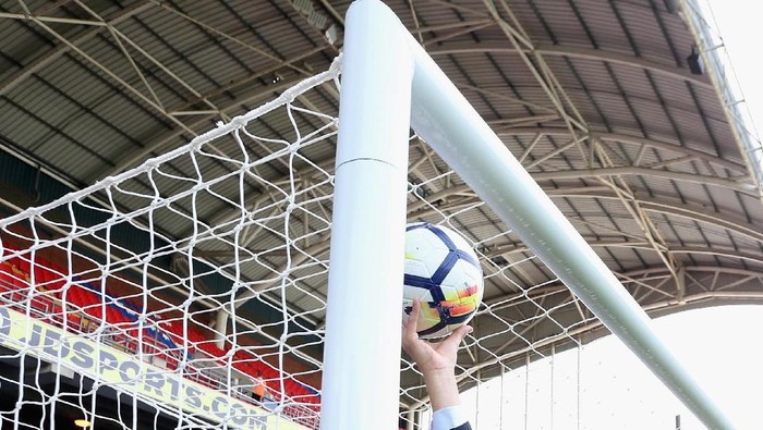 LONDON, ENGLAND - AUGUST 26:  Referee Andre Marriner tests the goal line techonolgy prior to the Premier League match between Crystal Palace and Swansea City at Selhurst Park on August 26, 2017 in London, England.  (Photo by Alex Morton/Getty Images)